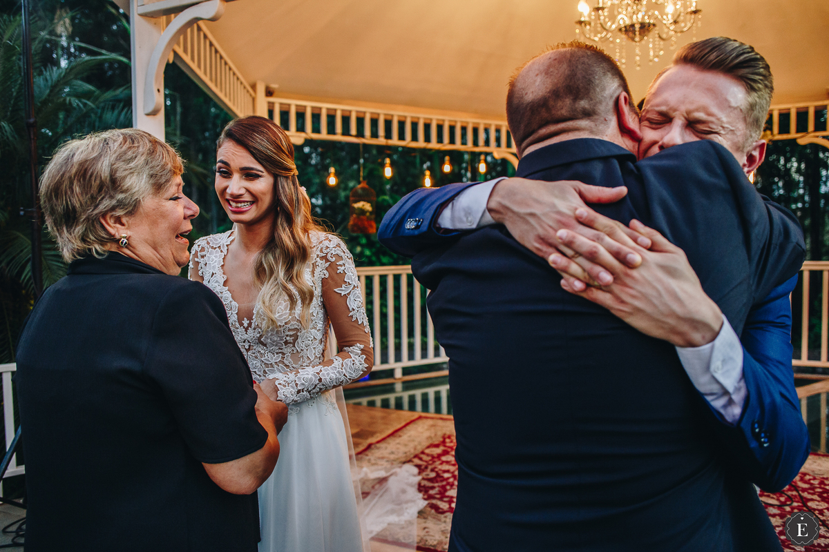 noiva linda com vestido de renda no estilo boho chic