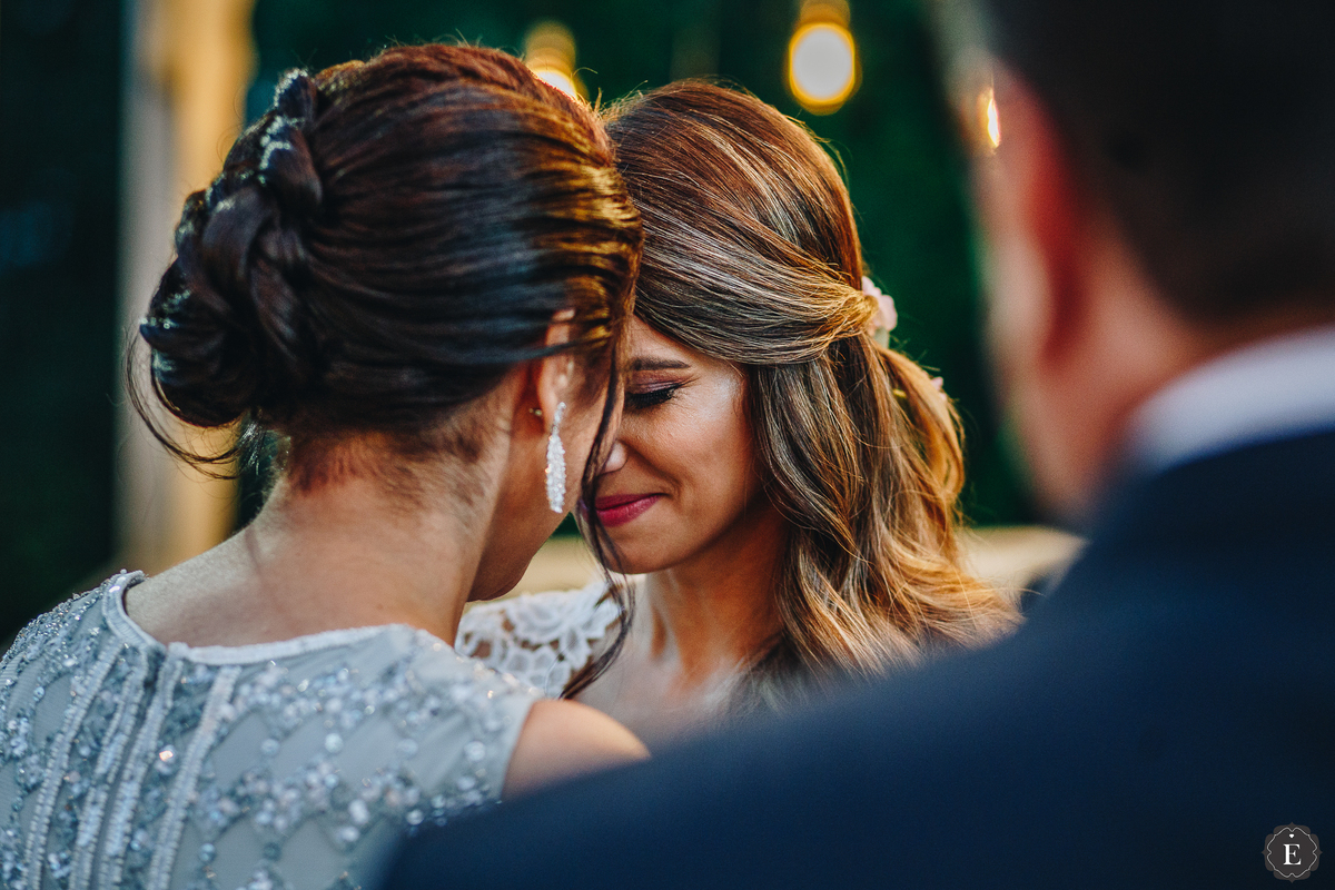 noiva e sua linda mae da noiva com vestido bordado