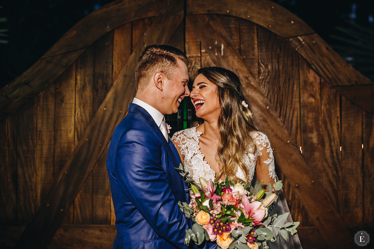 noivo e noiva felizes em casamento emocionante em maringa