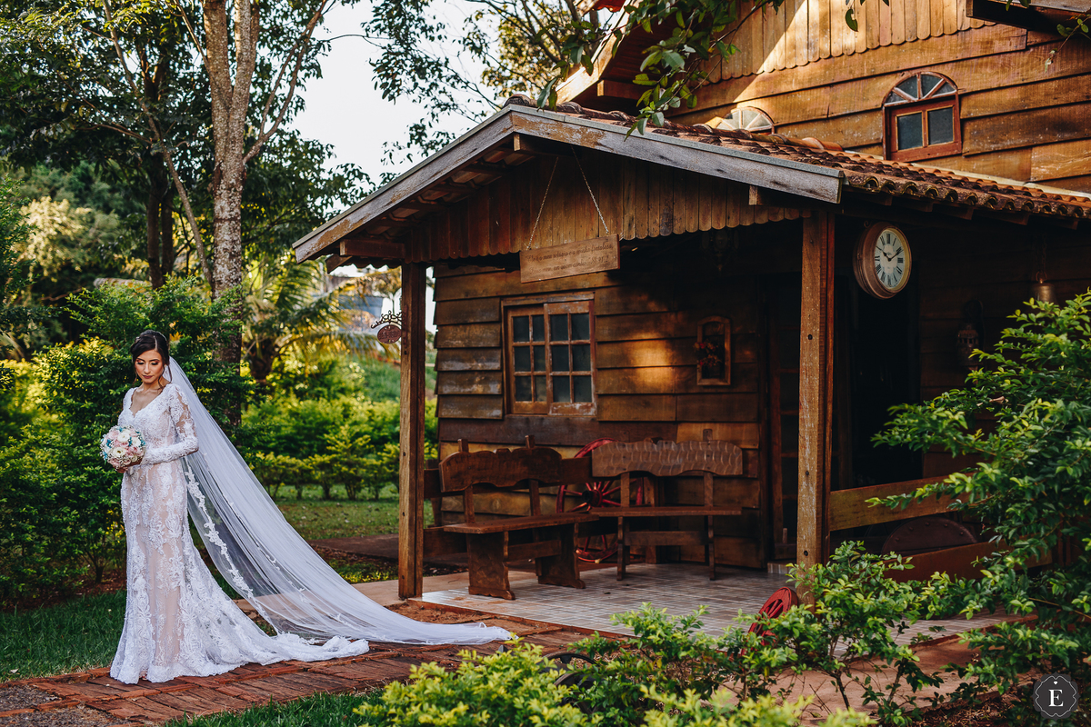linda noiva com vestido, véu e grinalda delicados para casamento no campo