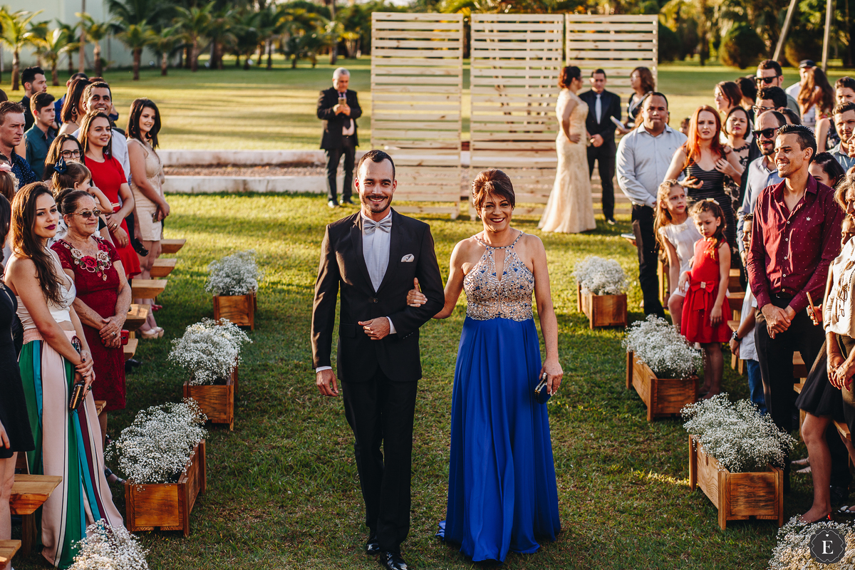 mae do noivo com vestido azul royal em casamento no campo 