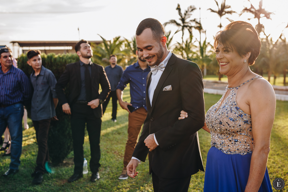 noivo feliz com sua mae no dia do seu casamento ao ar livre
