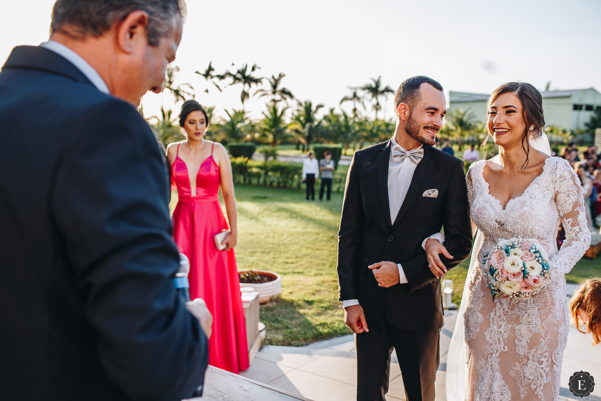 noivo e noiva felizes sorrindo em casamento criativo na estancia valotto