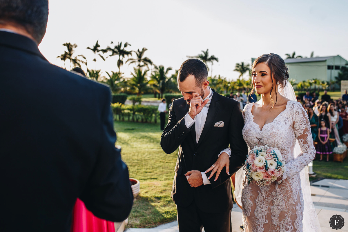noivo chorando em seu casamento no campo diferente no parana