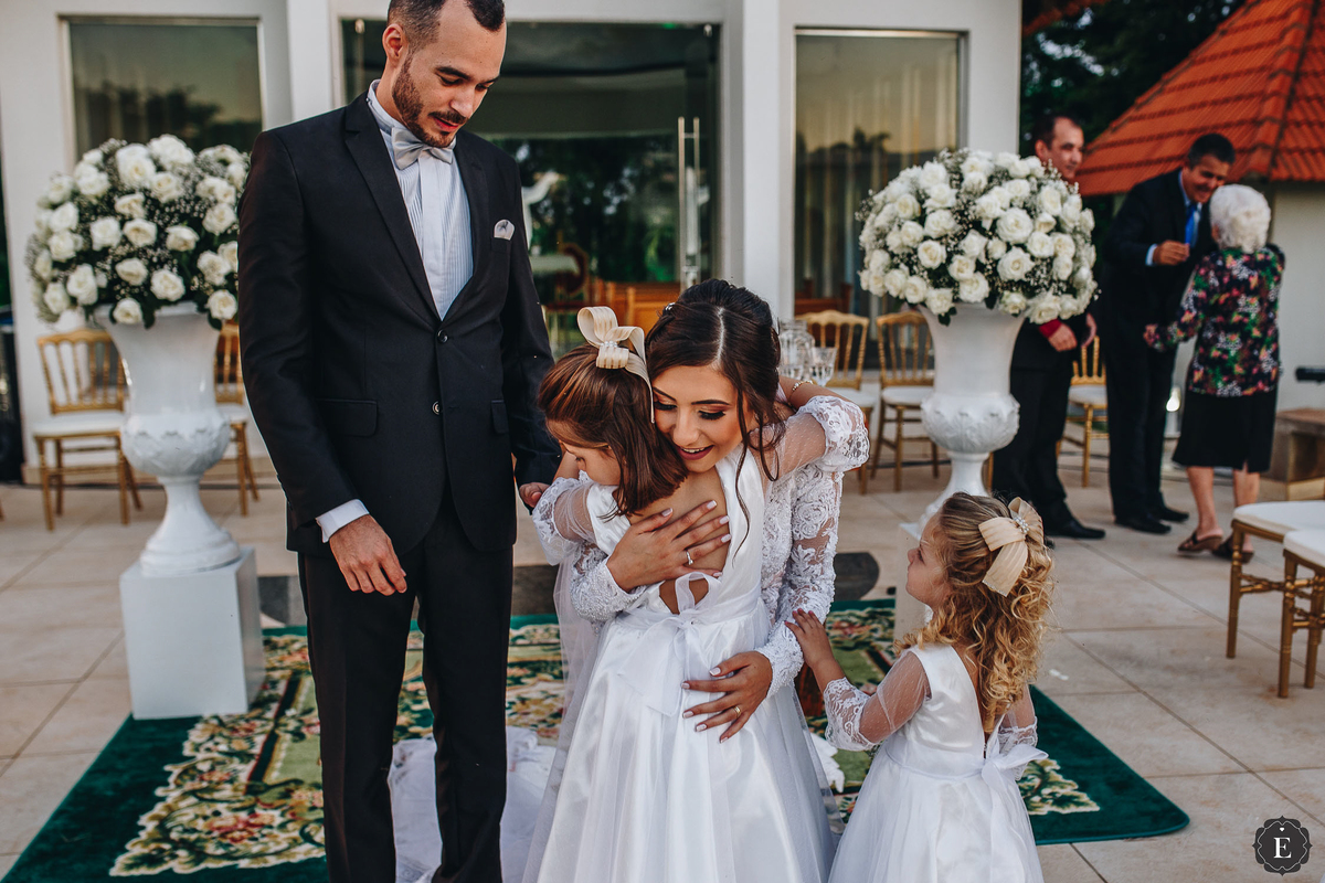 damas de honra abrancando a noiva em casamento no campo 