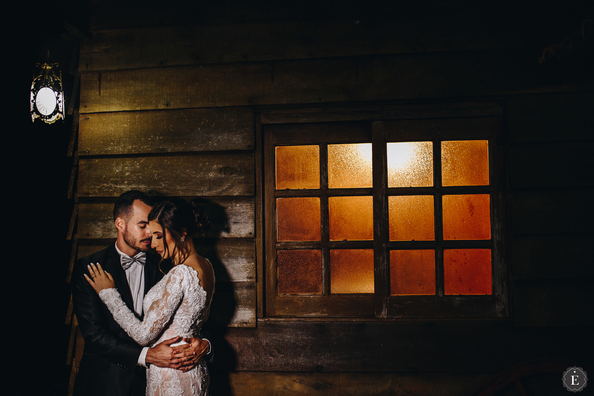 linda inspiração de noivo e noiva em casamento rustico no parana