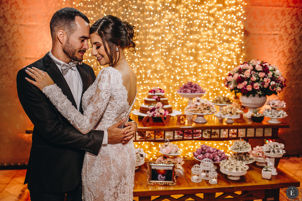 linda decoração diy com varal de luzes naked cake no estilo rustico para casamento no campo em cianorte parana