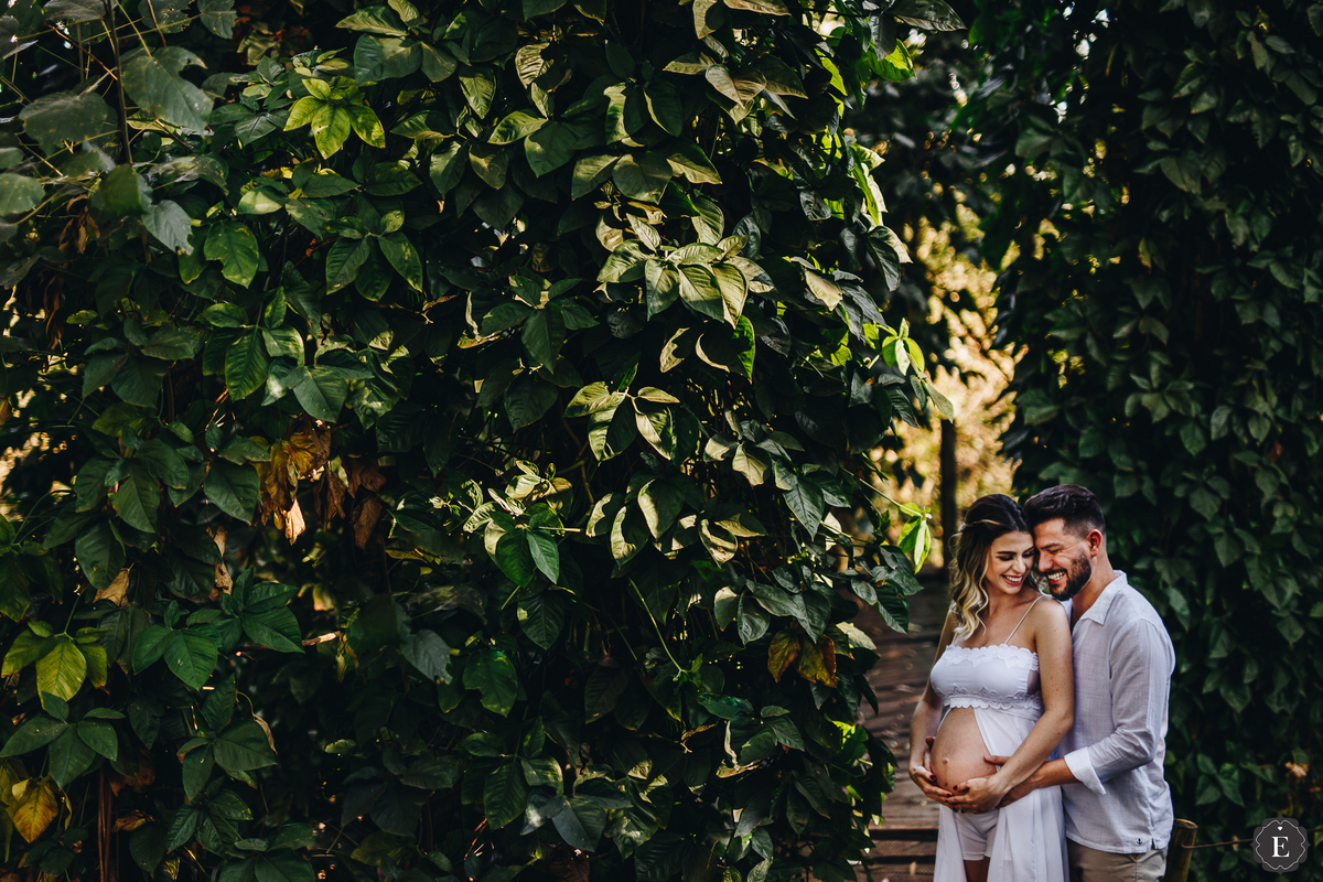 casal apaixonado em ensaio de gestante no eden garden
