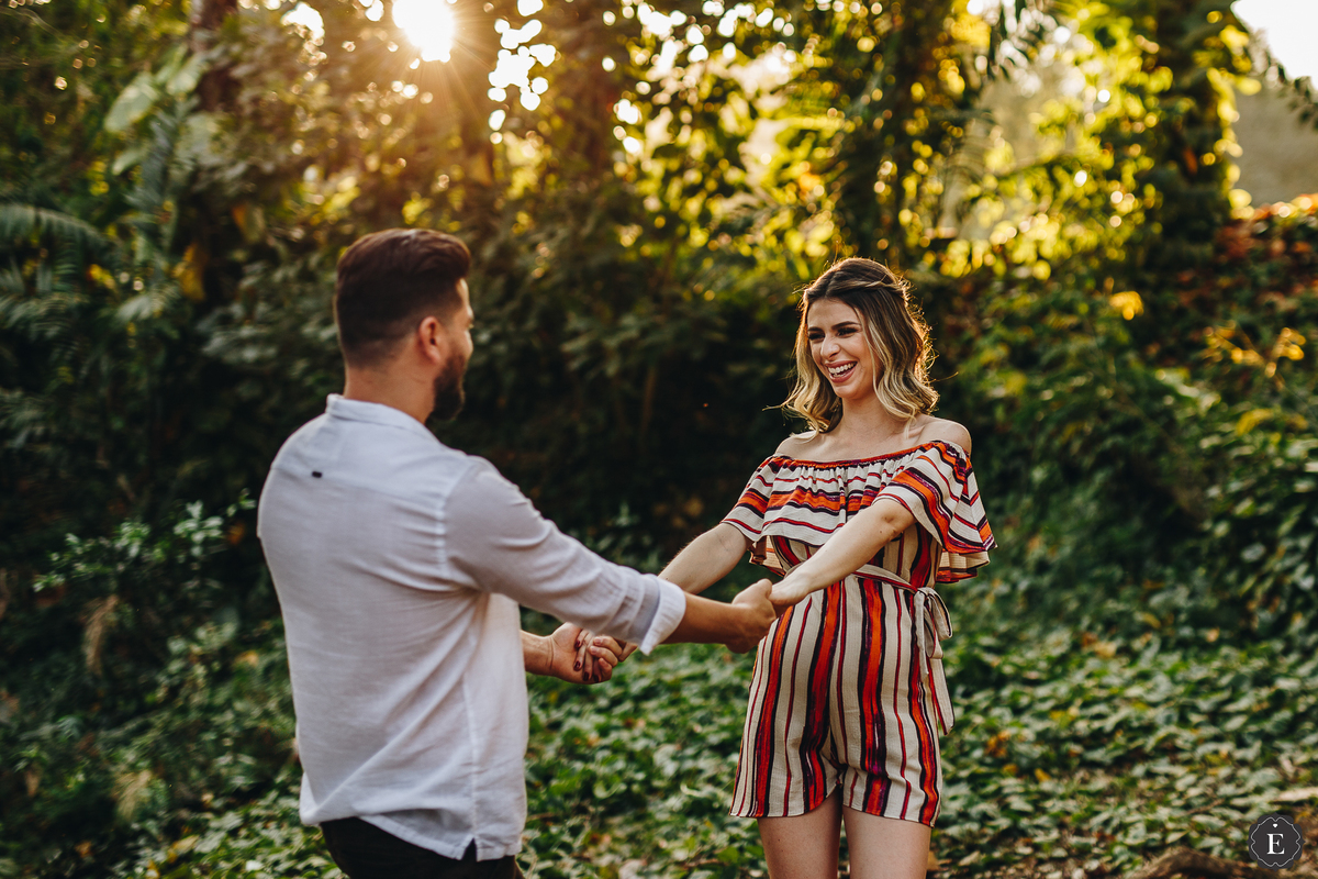 foto criativa de casal de gestante na natureza