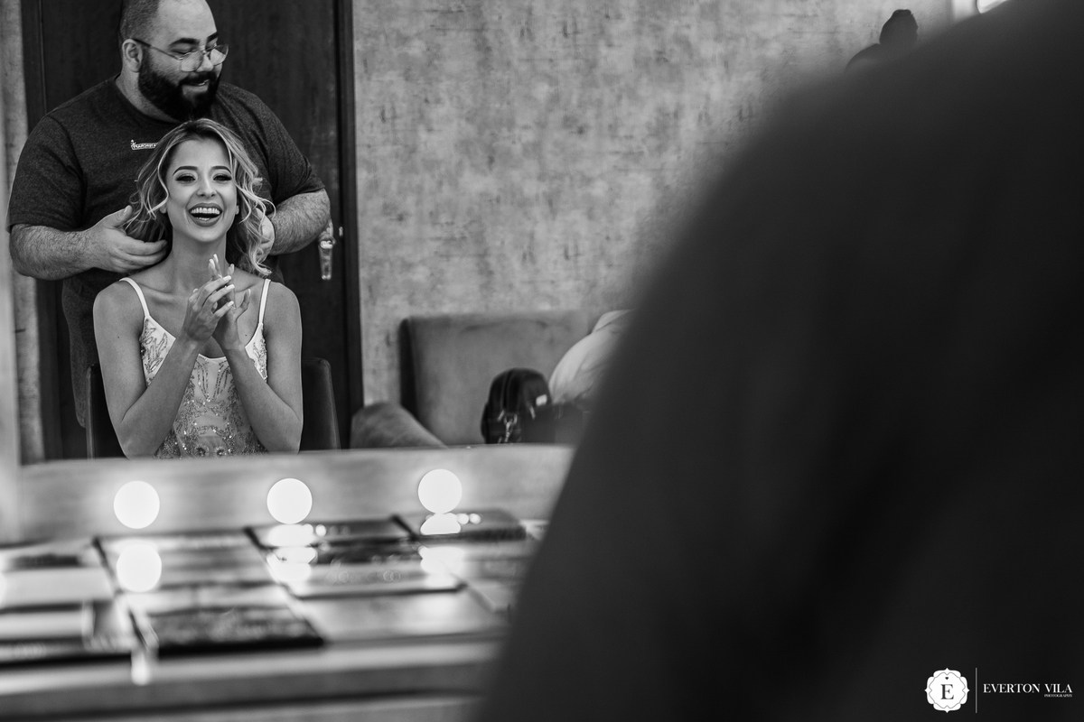 Noiva feliz com a produção em studio de beleza Renan Pissolatto