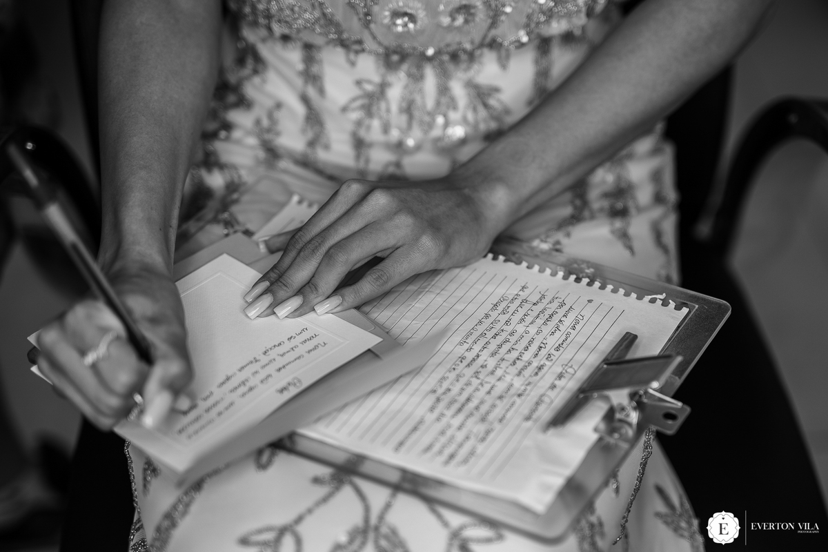 Noiva escrevendo seus votos para casamento civil em cianorte
