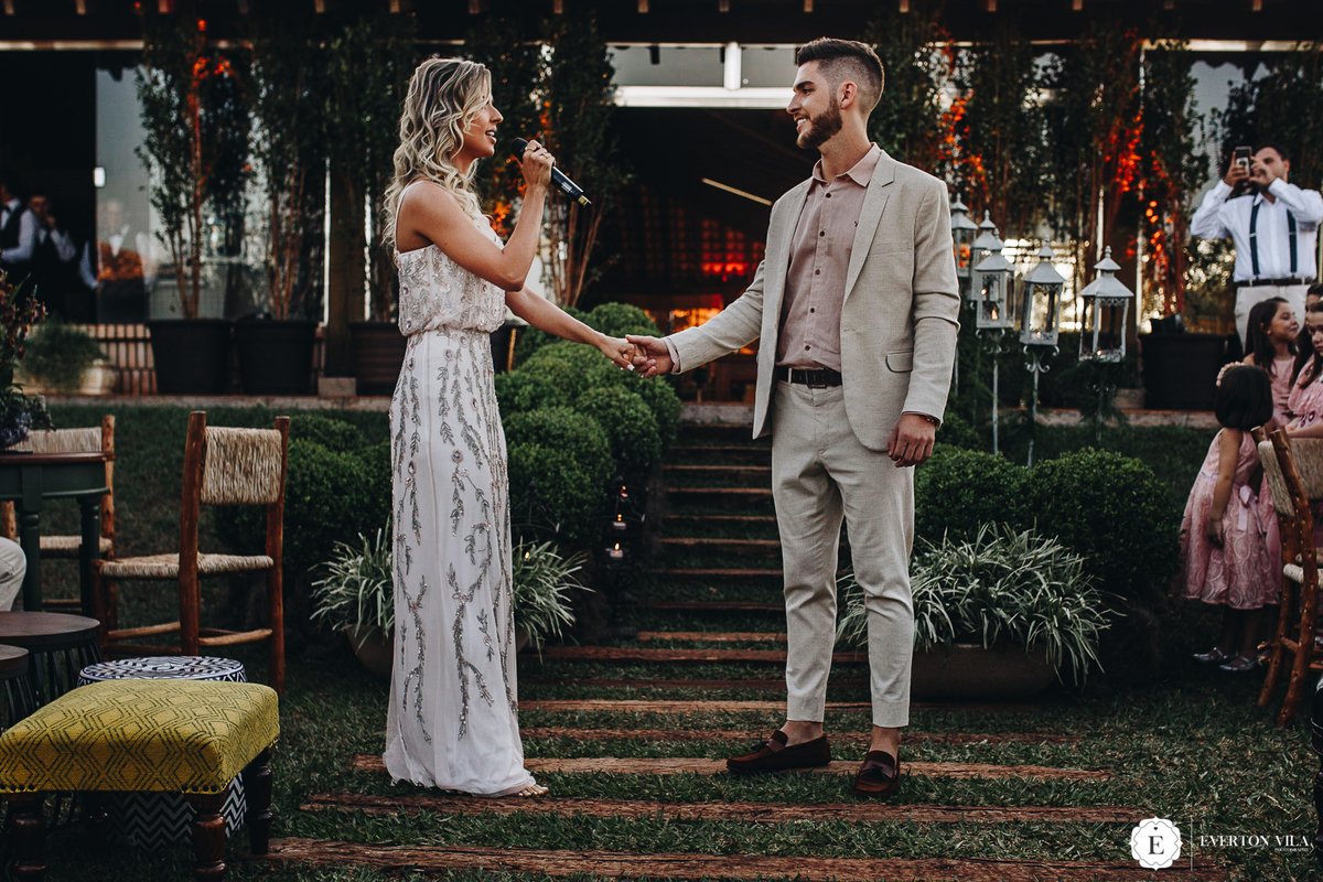 noiva cantando de mãos dadas com seu noivo em cerimônia civil intimista em Cianorte