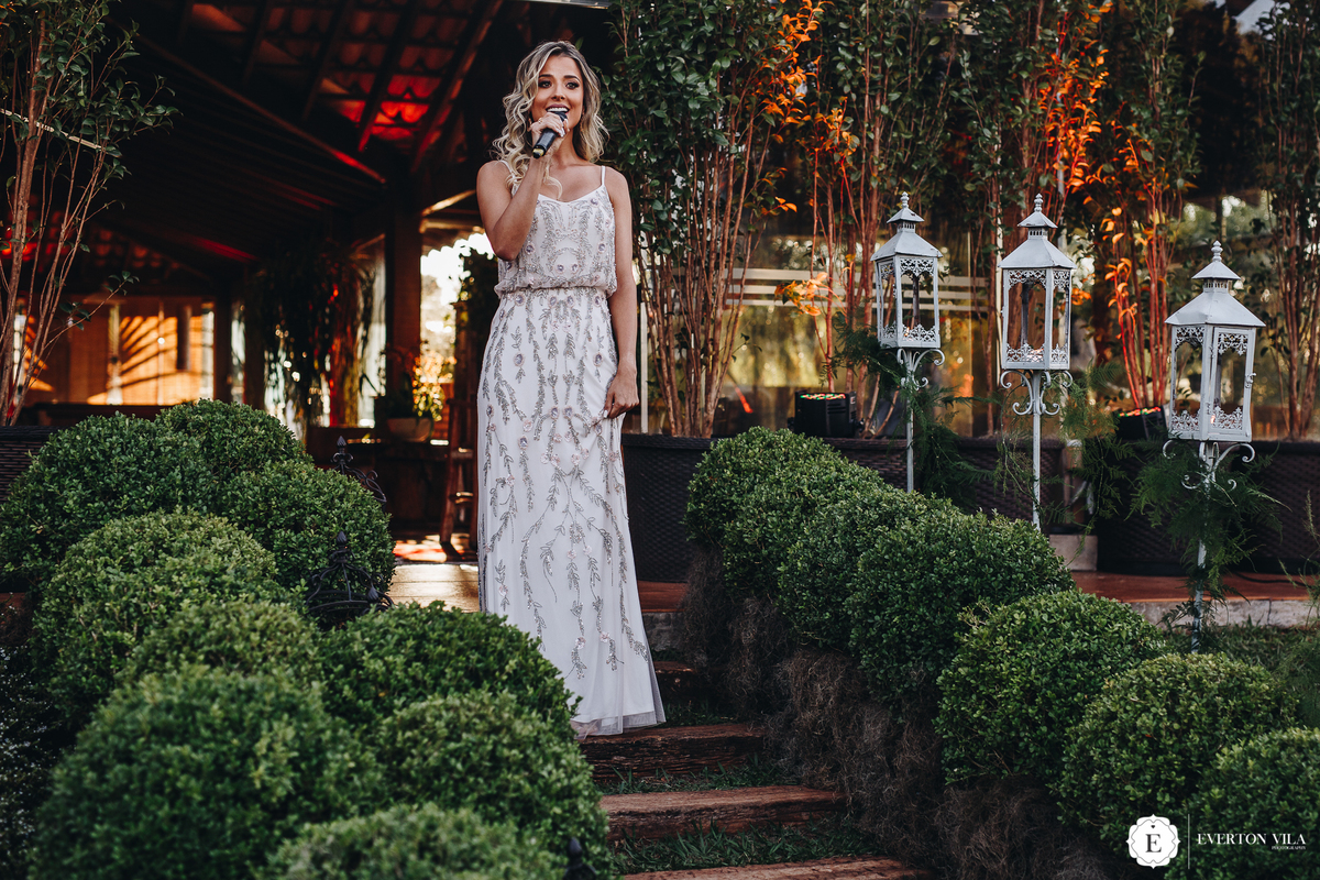 Noiva entrando na cerimônia cantando para seu noivo e convidados em cianorte