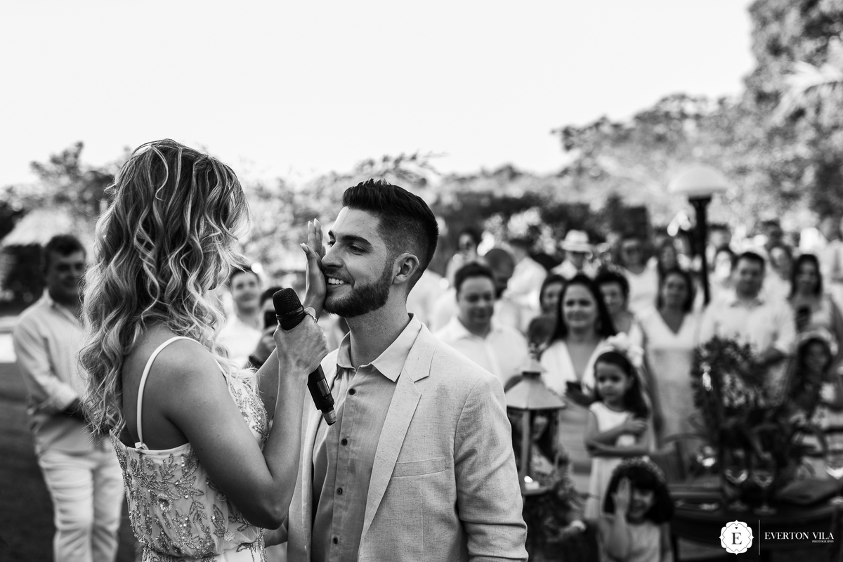 Noivo emocionado em ouvir sua noiva cantar em casamento civil estilo boho