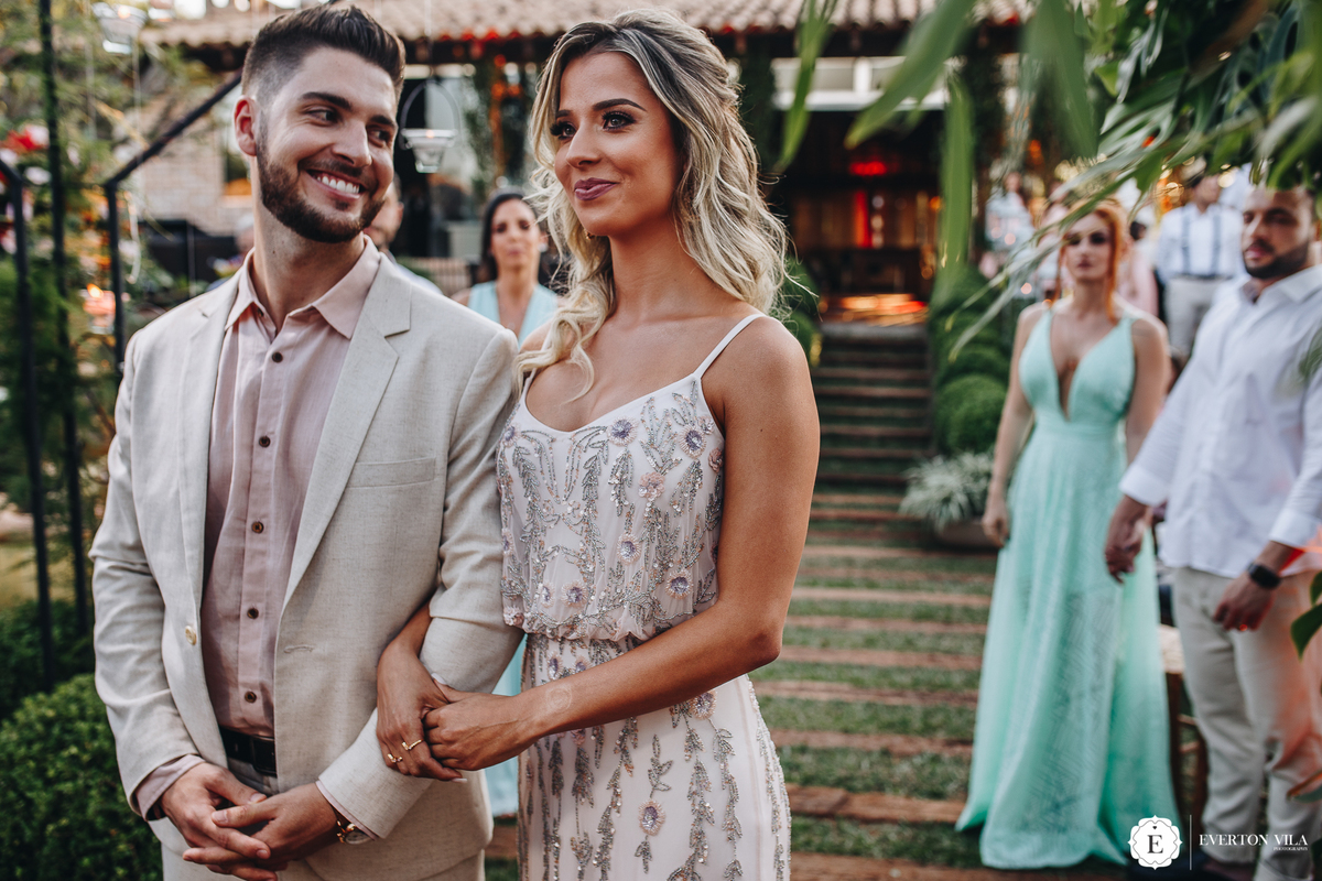 Noivo feliz olhando para sua noiva em fotos de casamento civil en cianorte