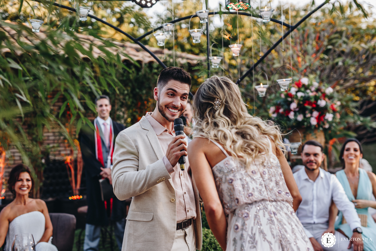 momento dos votos entre noivos em cerimônia civil