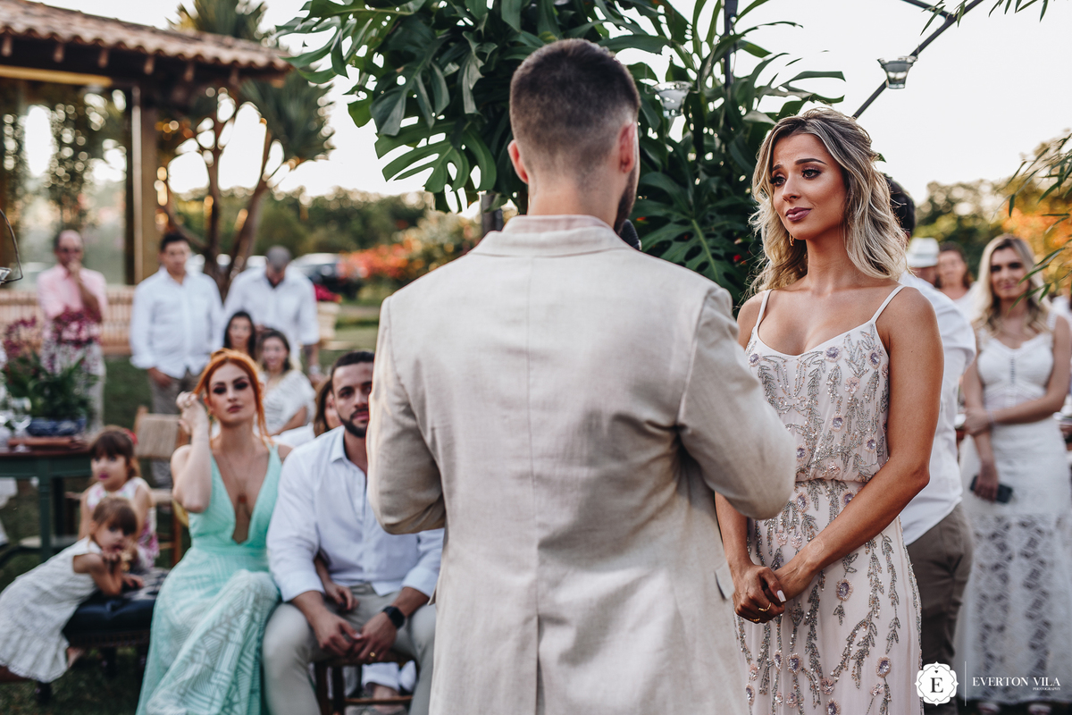 noiva se emocionando em momento dos votos