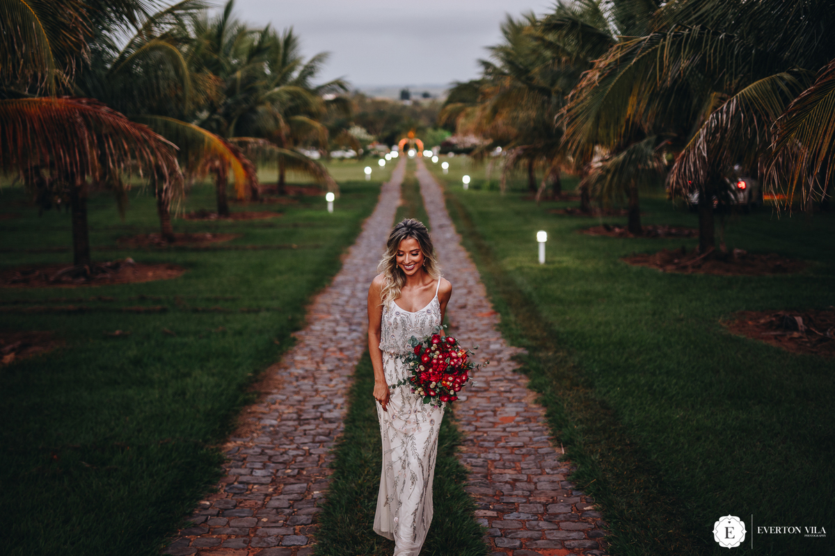 noiva feliz caminhando com seu buquê no campo em cianorte