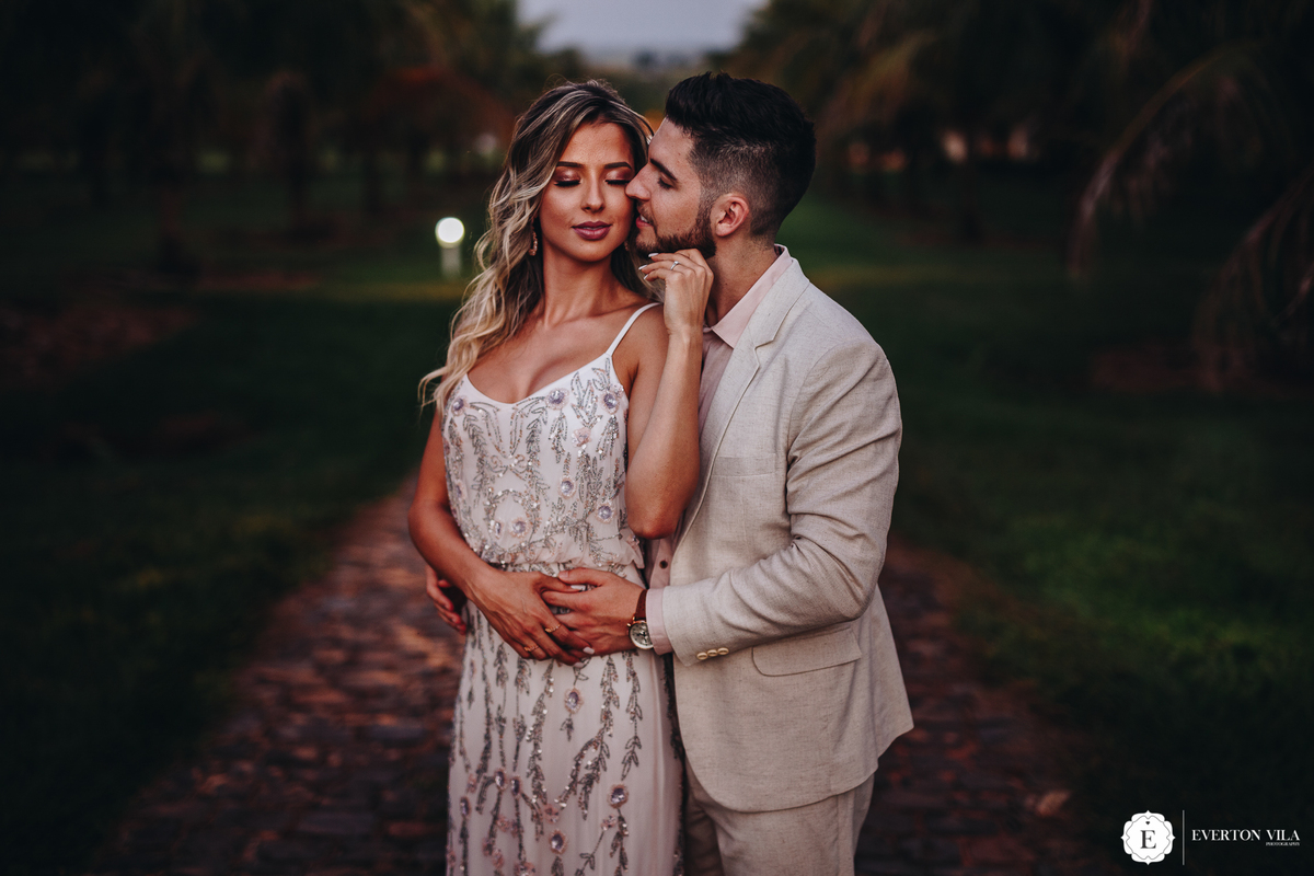 noivos lindos e apaixonados em ensaio pós casamento no Paraná