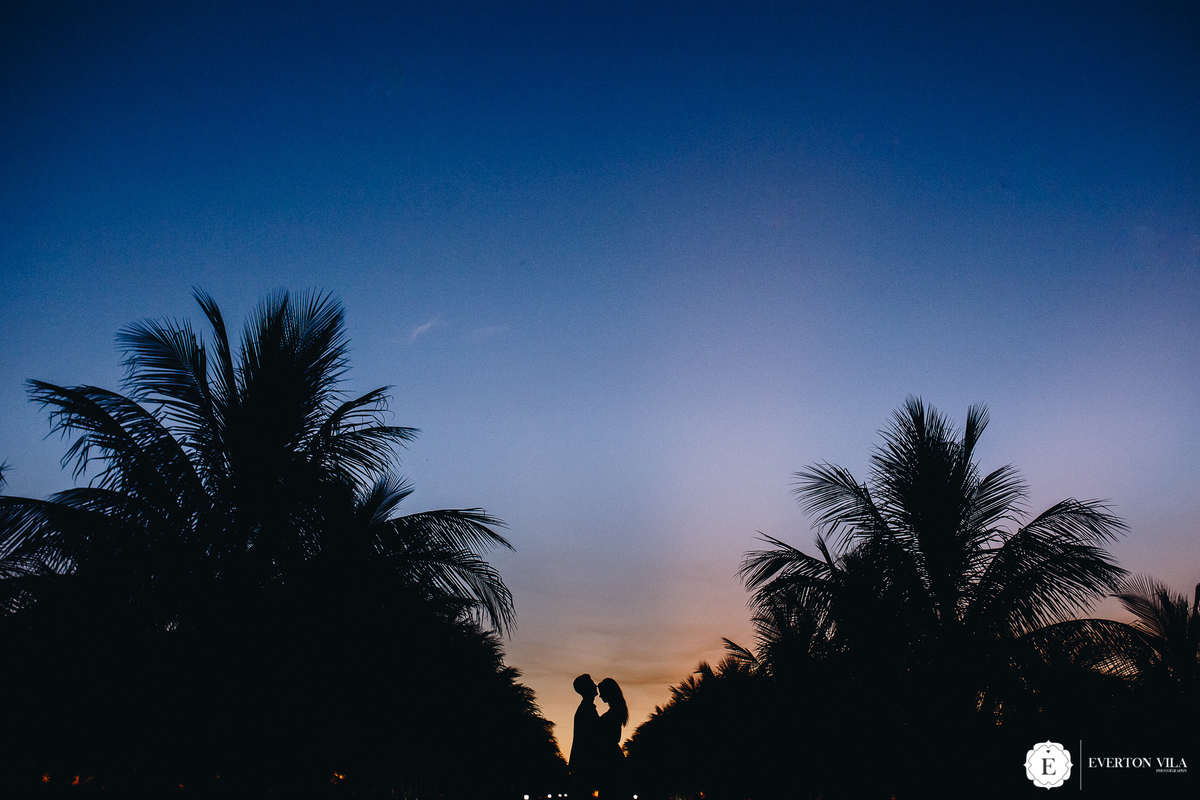 recém-casados  abraçados no fim de tarde com direito a pôr do sol lindo
