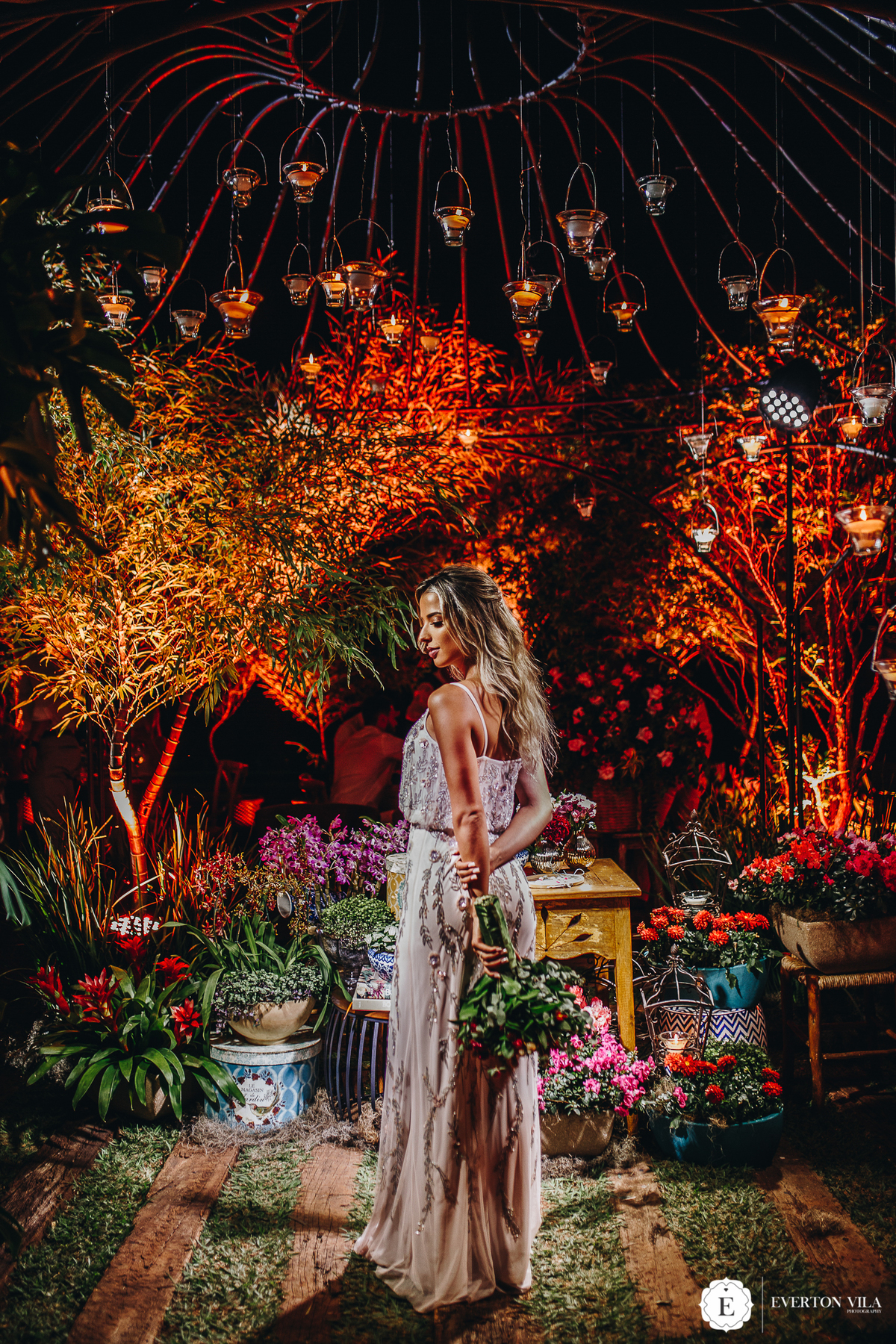 noiva com vestido leve e lindo para casamento no campo em Cianorte