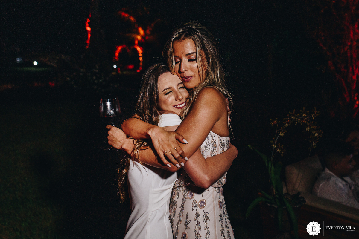 noiva abraçando sua convidada em sua festa no Paraná