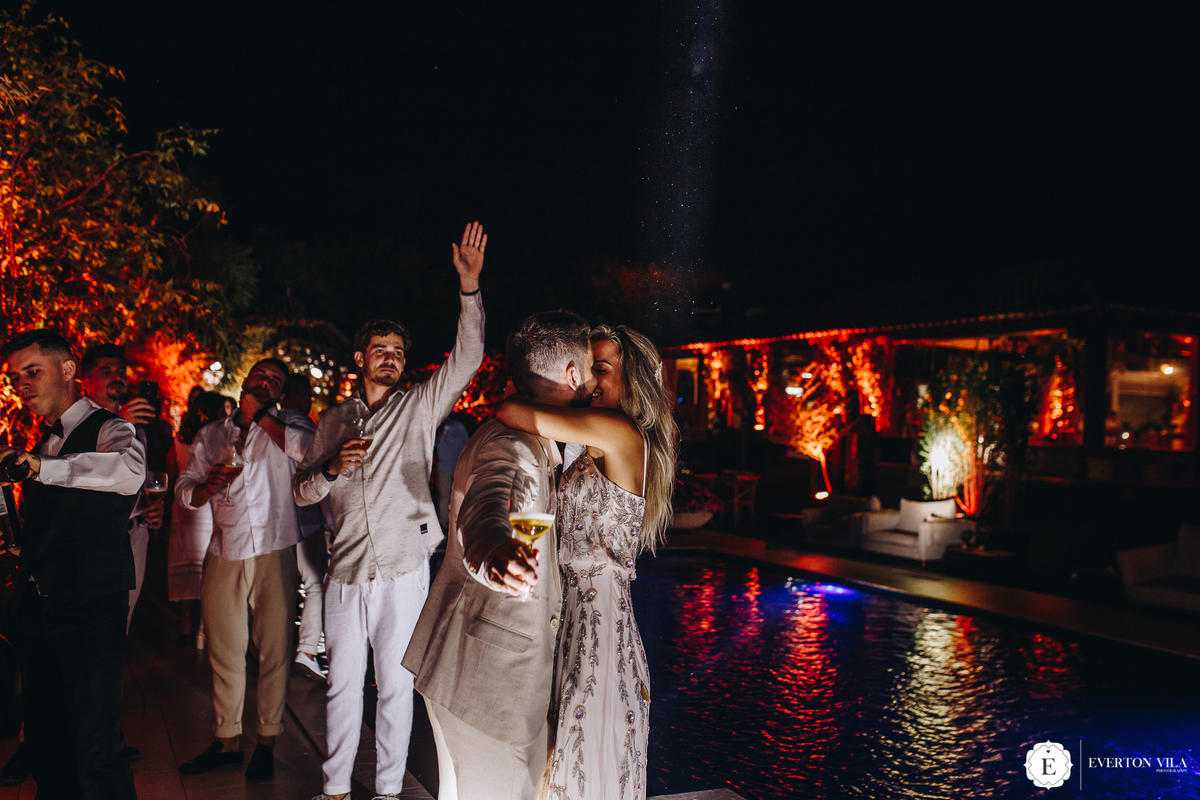 noivos se divertindo na beira da piscina no Paraná