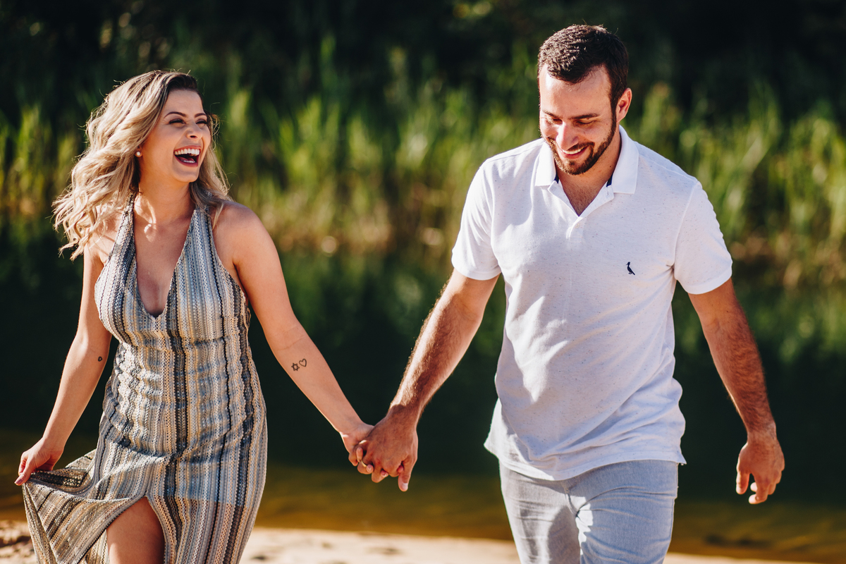 Casal sorrindo em praia de Porto Rico