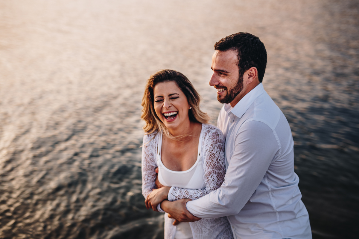 Noivos muito felizes em fotos espontâneas no ensaio pré-wedding no rio Paraná