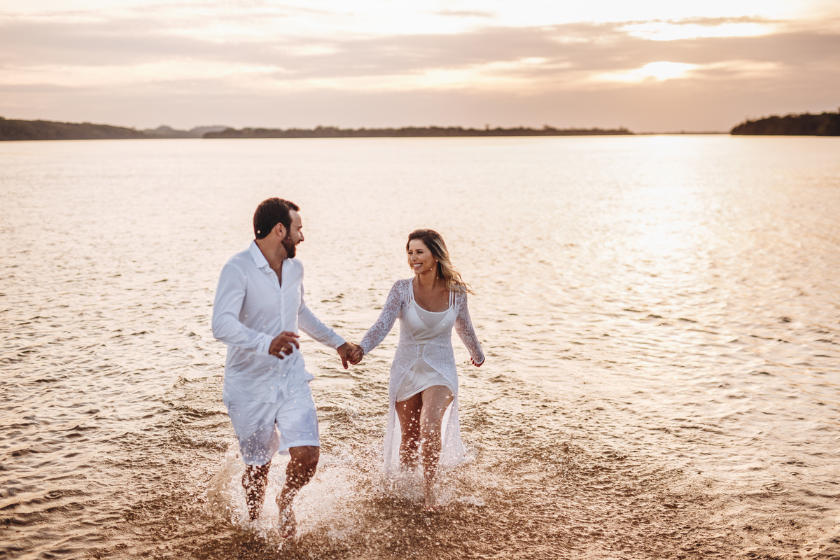 Casal correndo em rio Paraná no fim da tarde