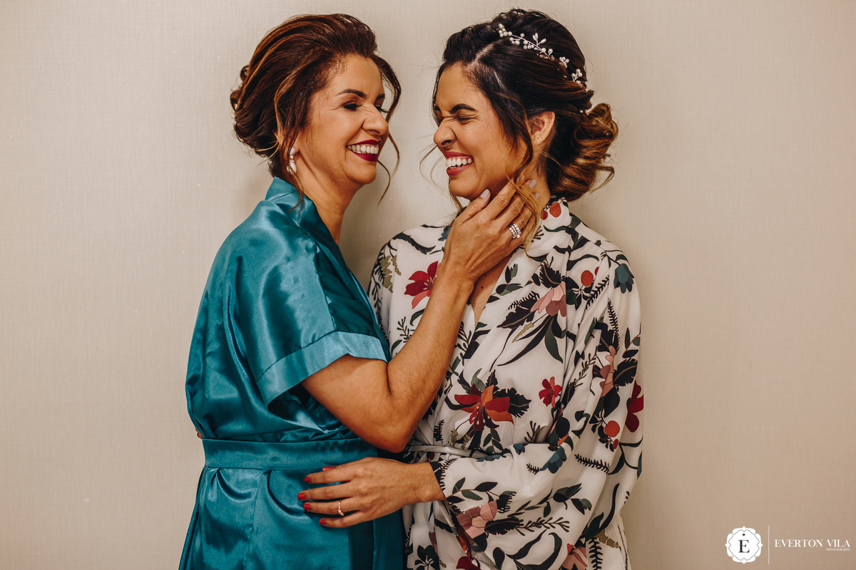 noiva com hobe estampado ao lado de sua mae