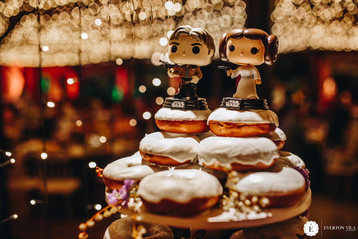 bolo dos noivos criativo de dounuts com noivinhos do star wars