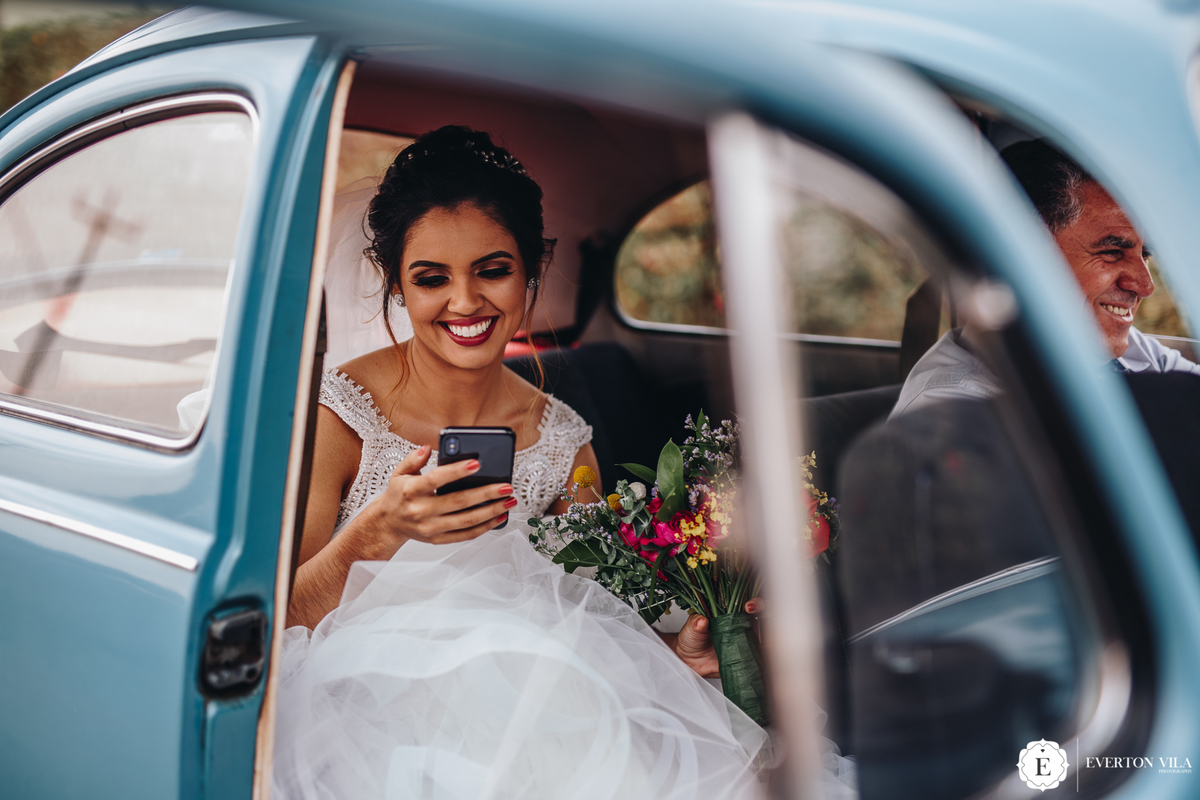 noiva indo para o casamento de fusca azul em cianorte parana