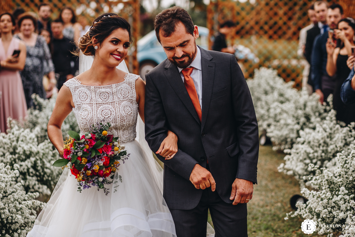 noiva com vestido de tule delicado e buque de noiva boho para casamento ao ar livre
