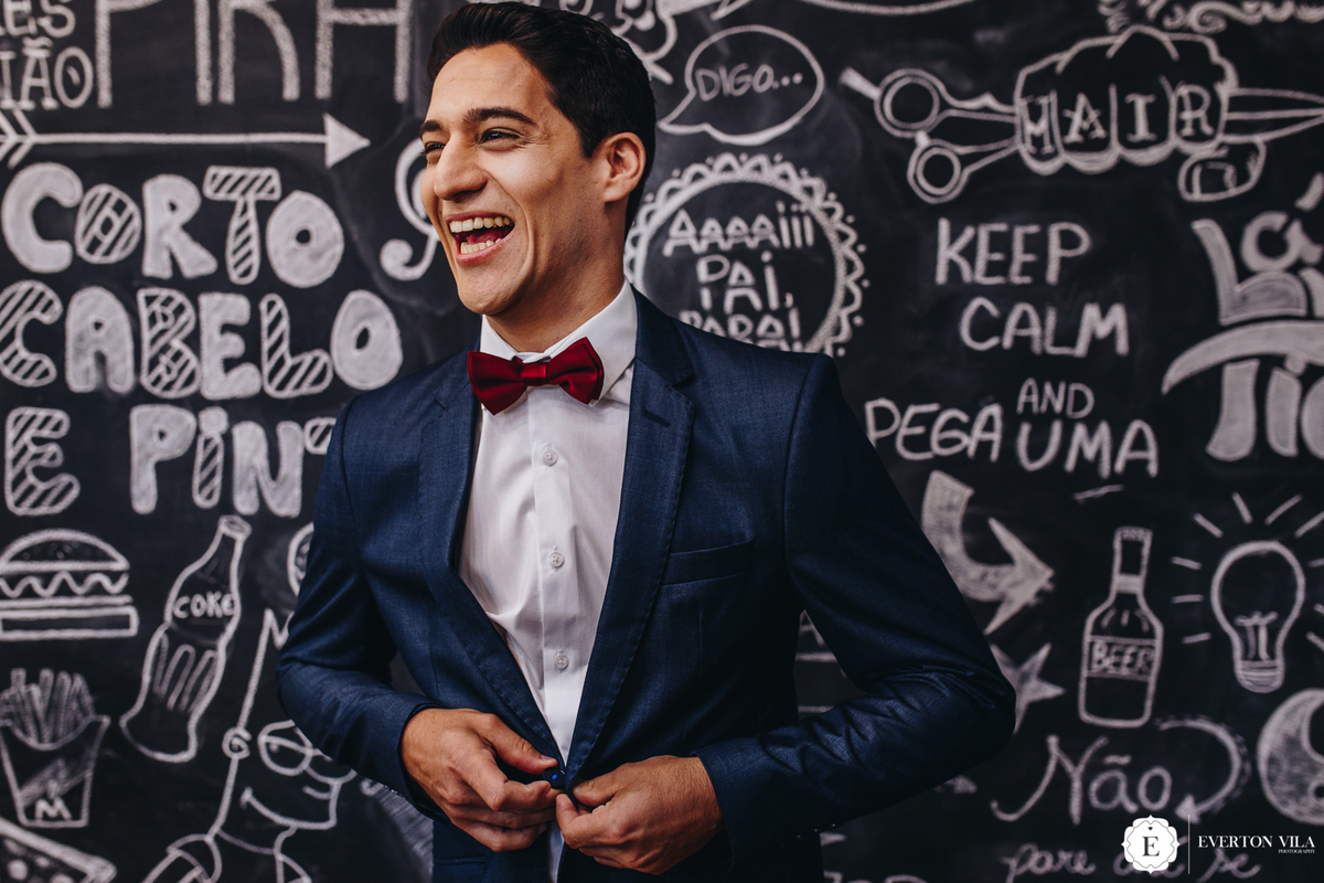 noivo de terno azul e gravata borboleta marsala pronto para seu casamento no campo de dia em cianorte