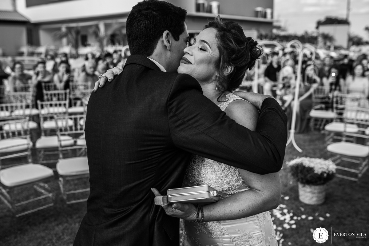 noivo abraçando sua mae em casamento emocionante de dia