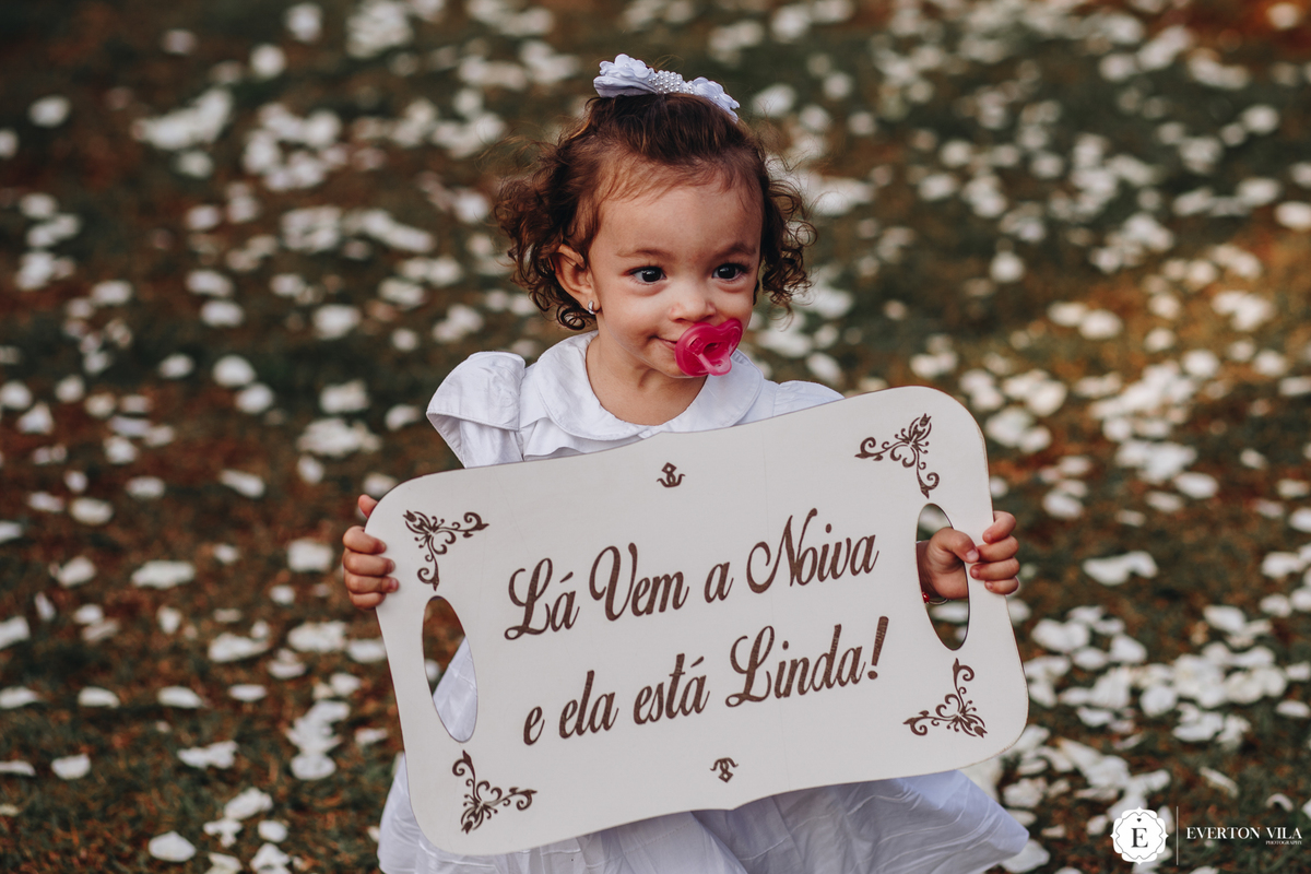 daminha entrando com plaquinha escrita la vem a noiva em casamento criativo no campo em cianorte parana