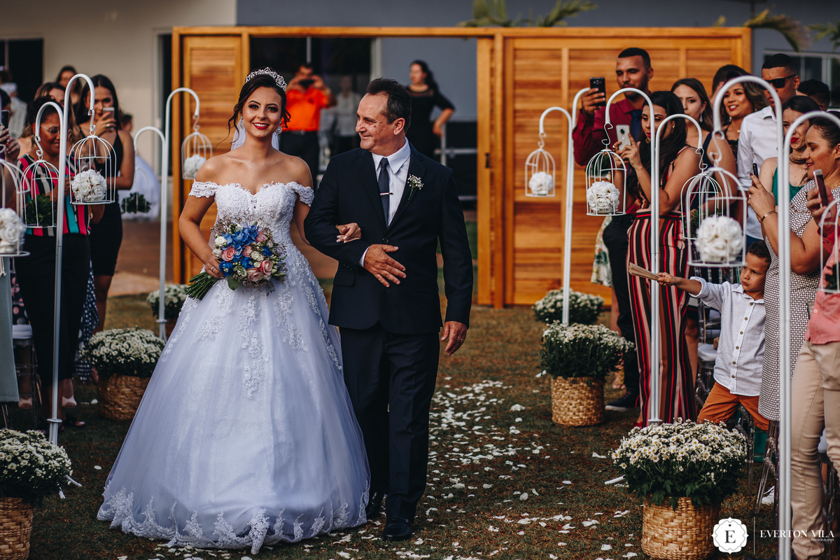noiva com vestido romantico e delicado com decote princesa se casamento em uma cerimonia no campo