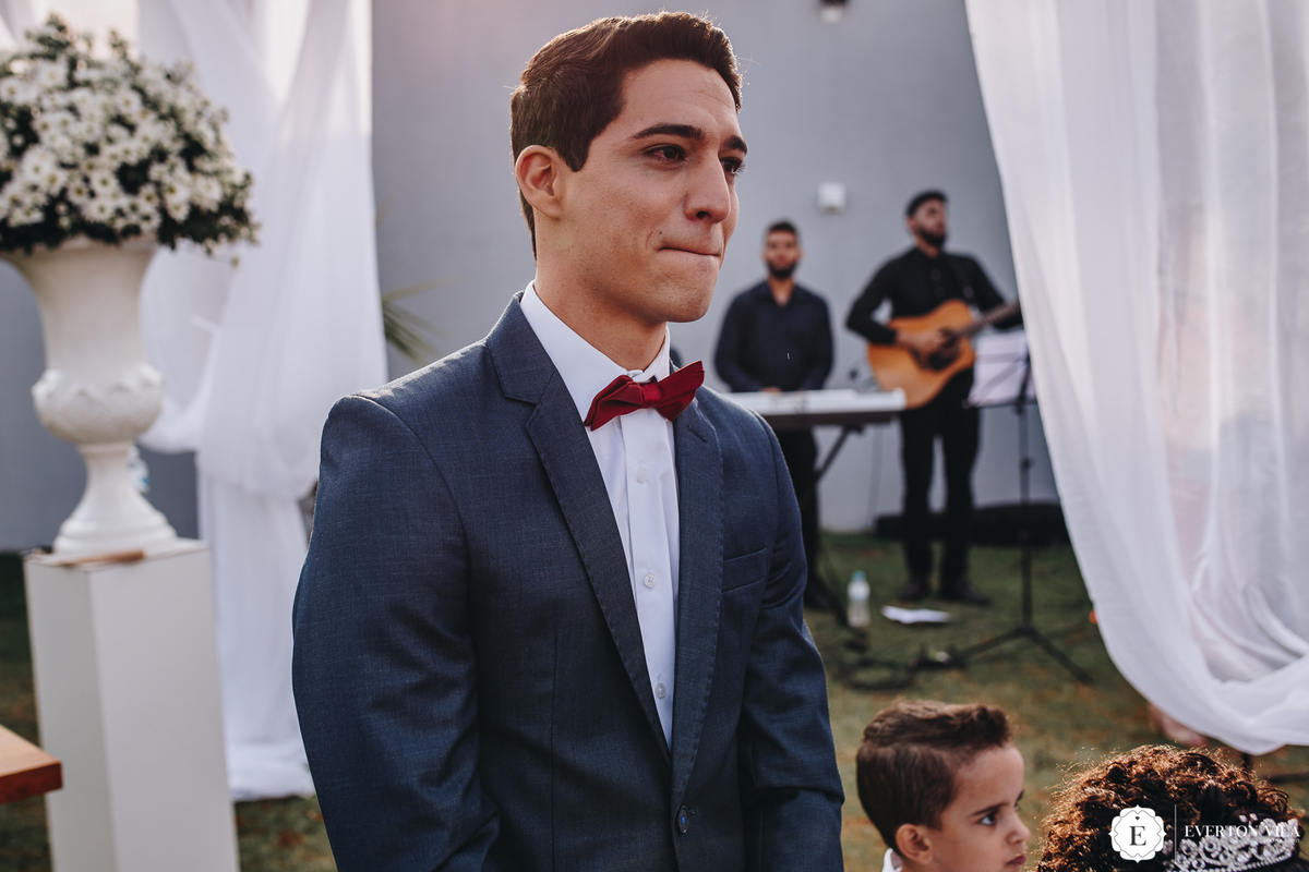 noivo emocionado ao ver sua noiva em uma linda cerimonia de casamento ao ar livre na cidade de cianorte