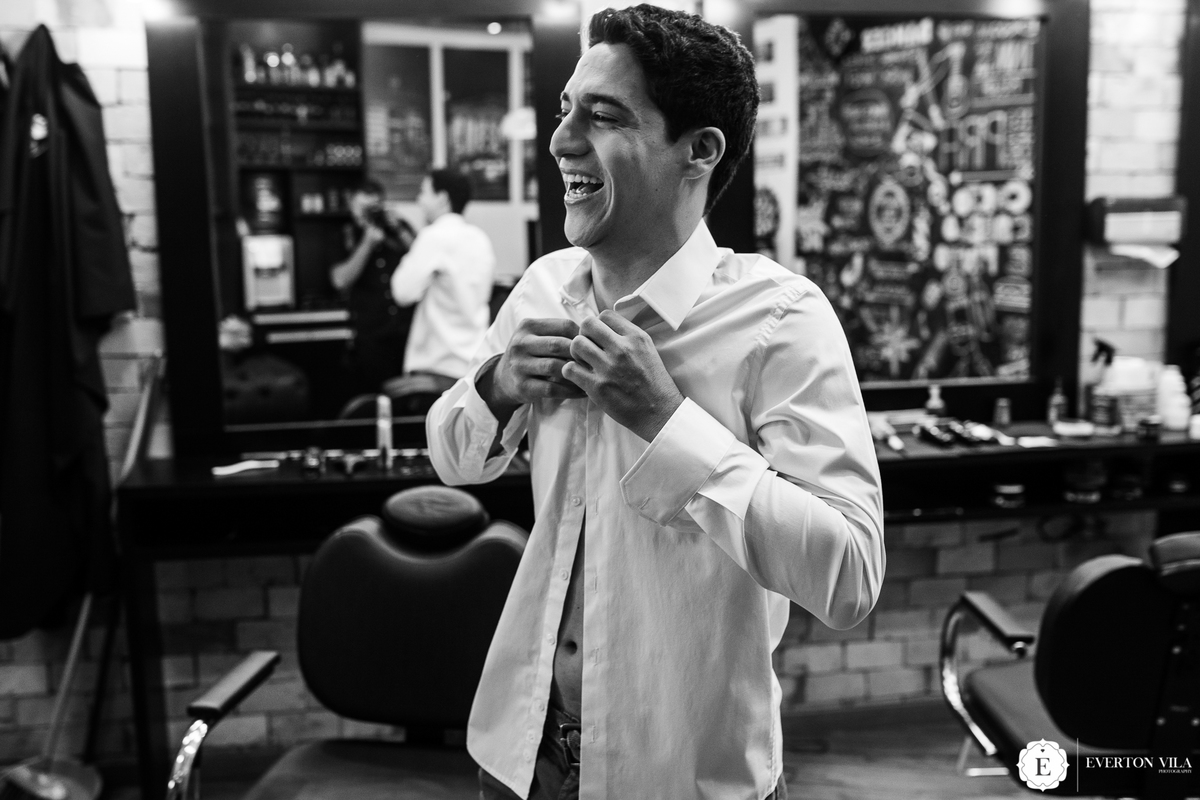 noivo se arruamando para seu casamento no campo no parana