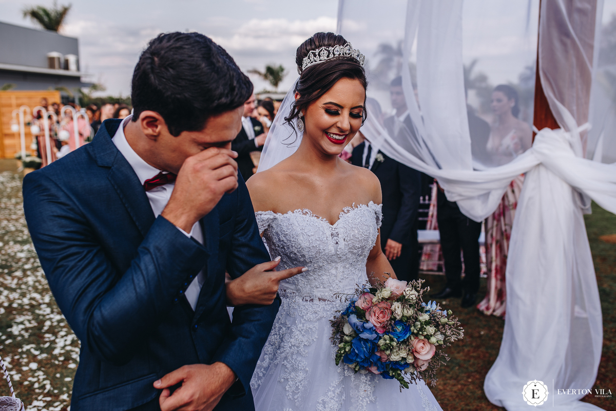 noivo emocinado em sua cerimônia de casamento externa no campo