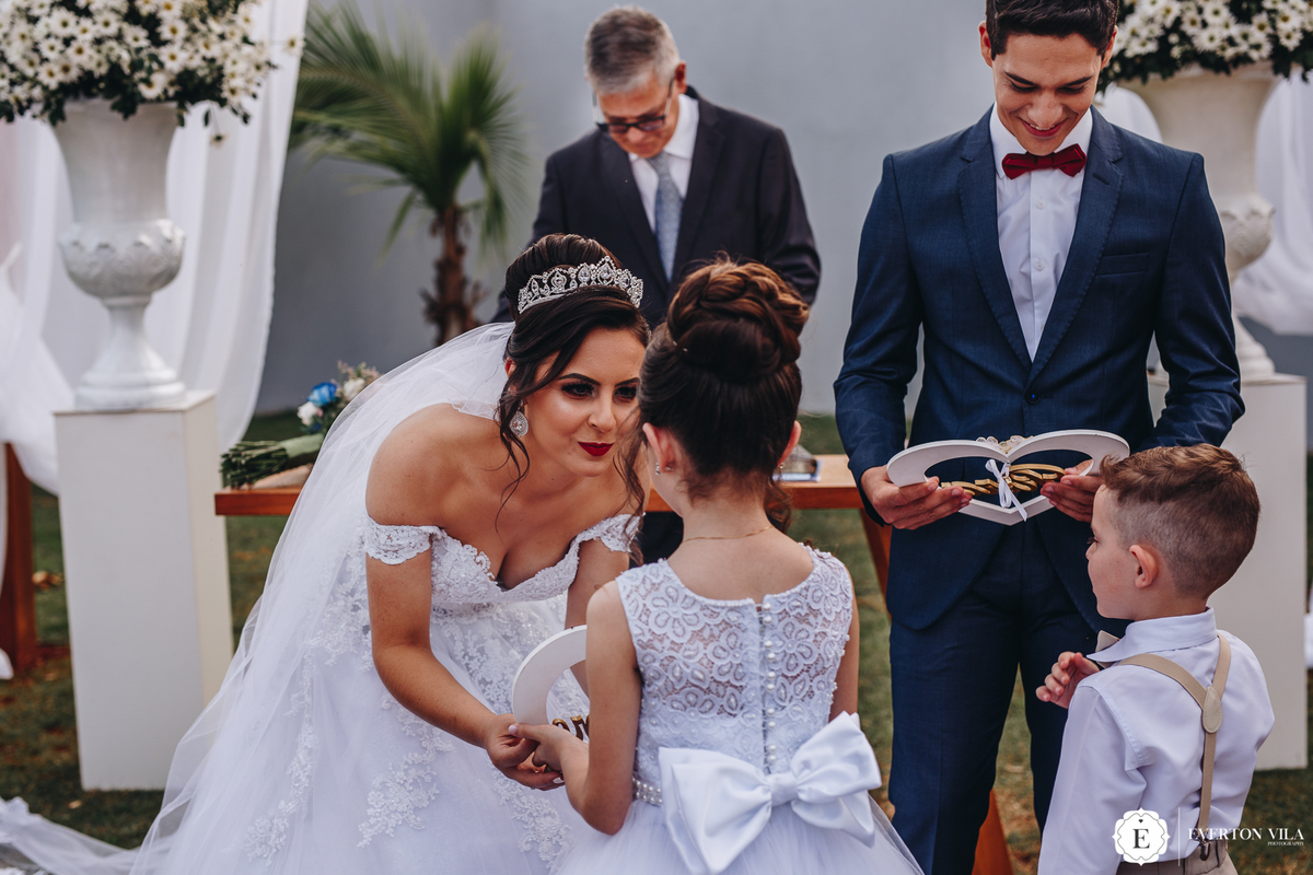 pajens levando as alianças para noiva e noivo em cianorte parana