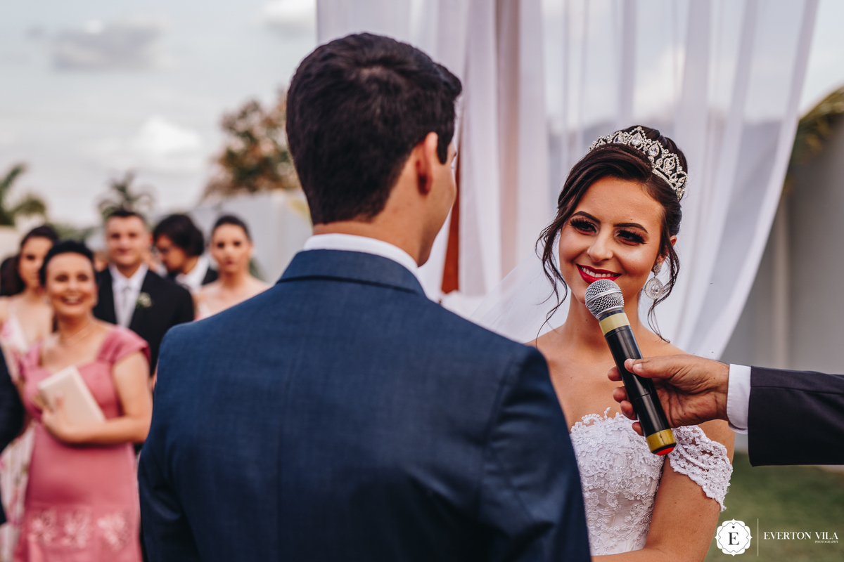 noiva sorrindo para seu noivo em um casamento diferente no paraná