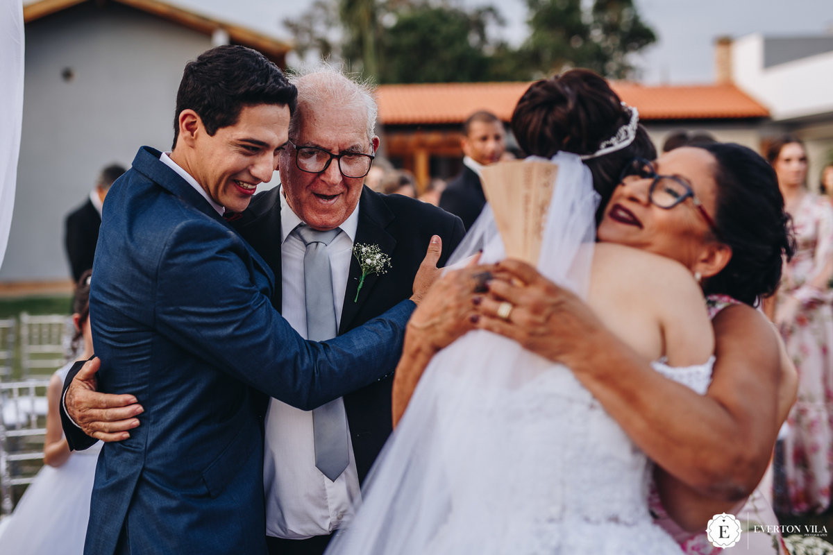 noivo abraçando seu avó no seu casamento no campo em cianorte