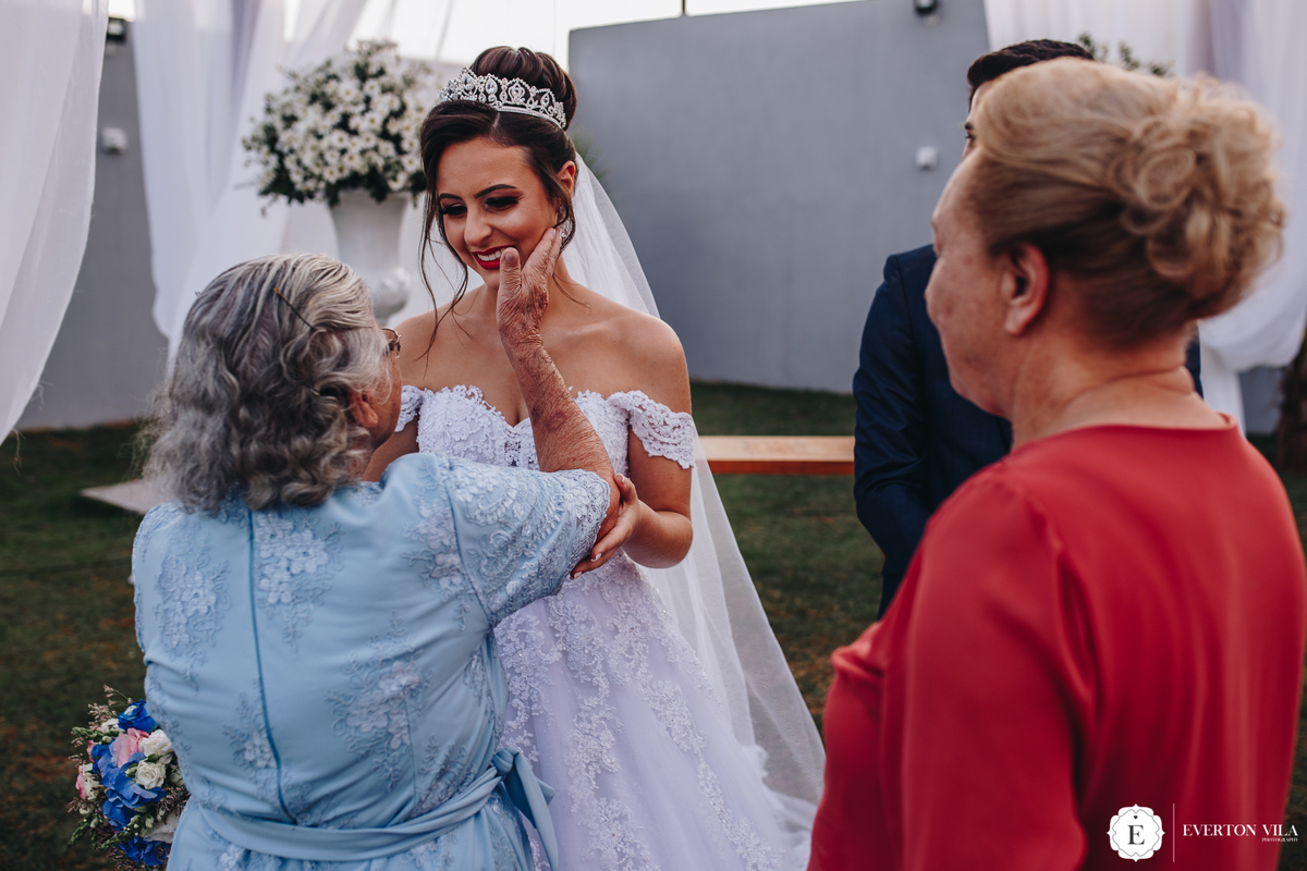 noiva comprimentando sua avó toda emocionada em casamento ao ar livre