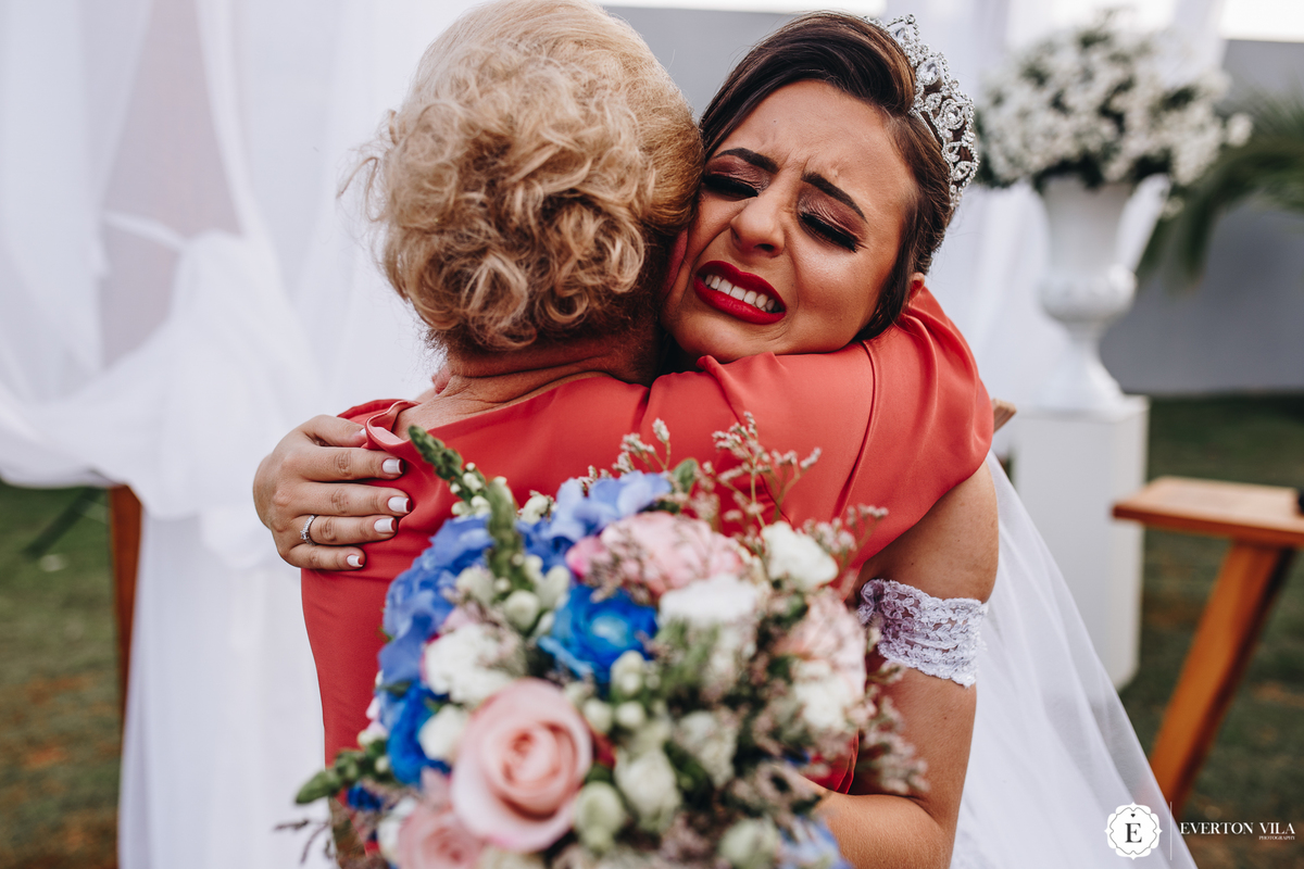 noiva chorando abraçando sua avó em casamento emocionante em cianorte