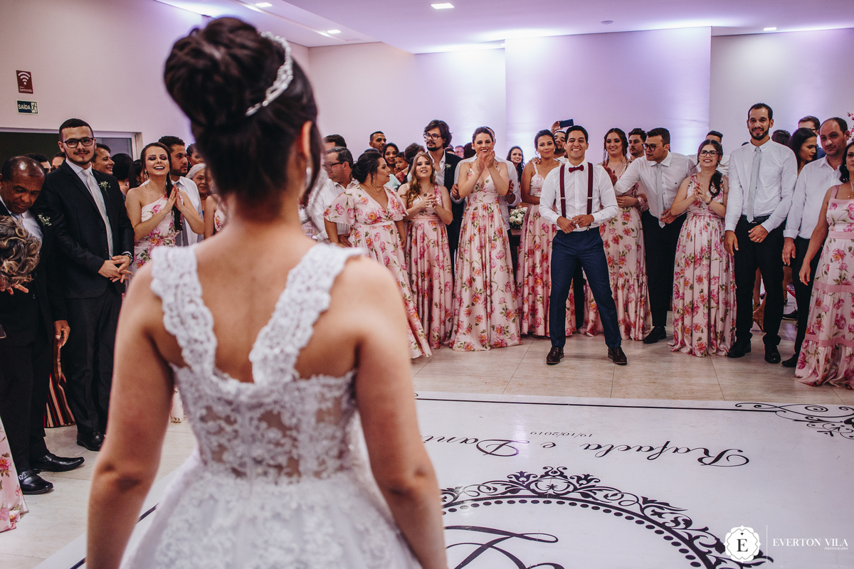 noivo dançando para sua noiva na valsa dos noivos em sua festa de casamento
