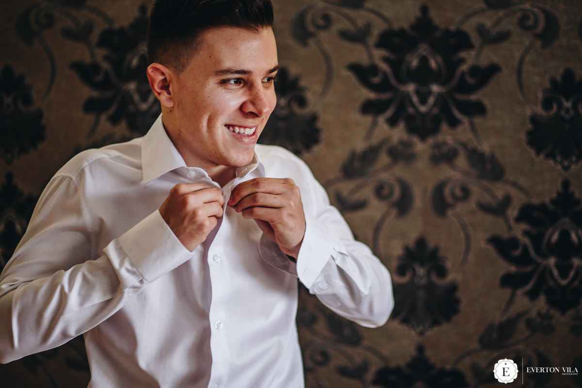 noivo de camisa branca se arrumando para seu casamento em cianorte