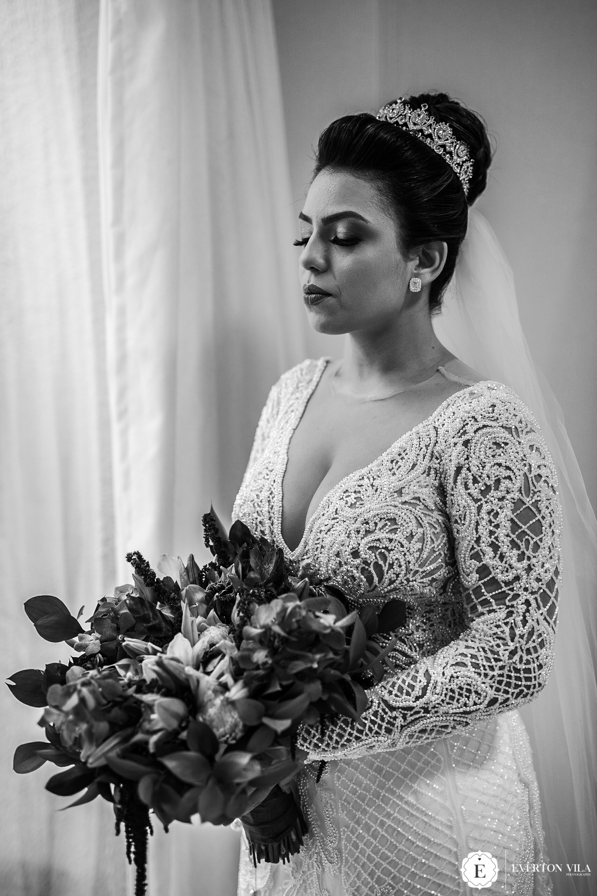 noiva emocionada com seu vestido de renda bordado e mangas longas do sergio gavioli de londrina parana