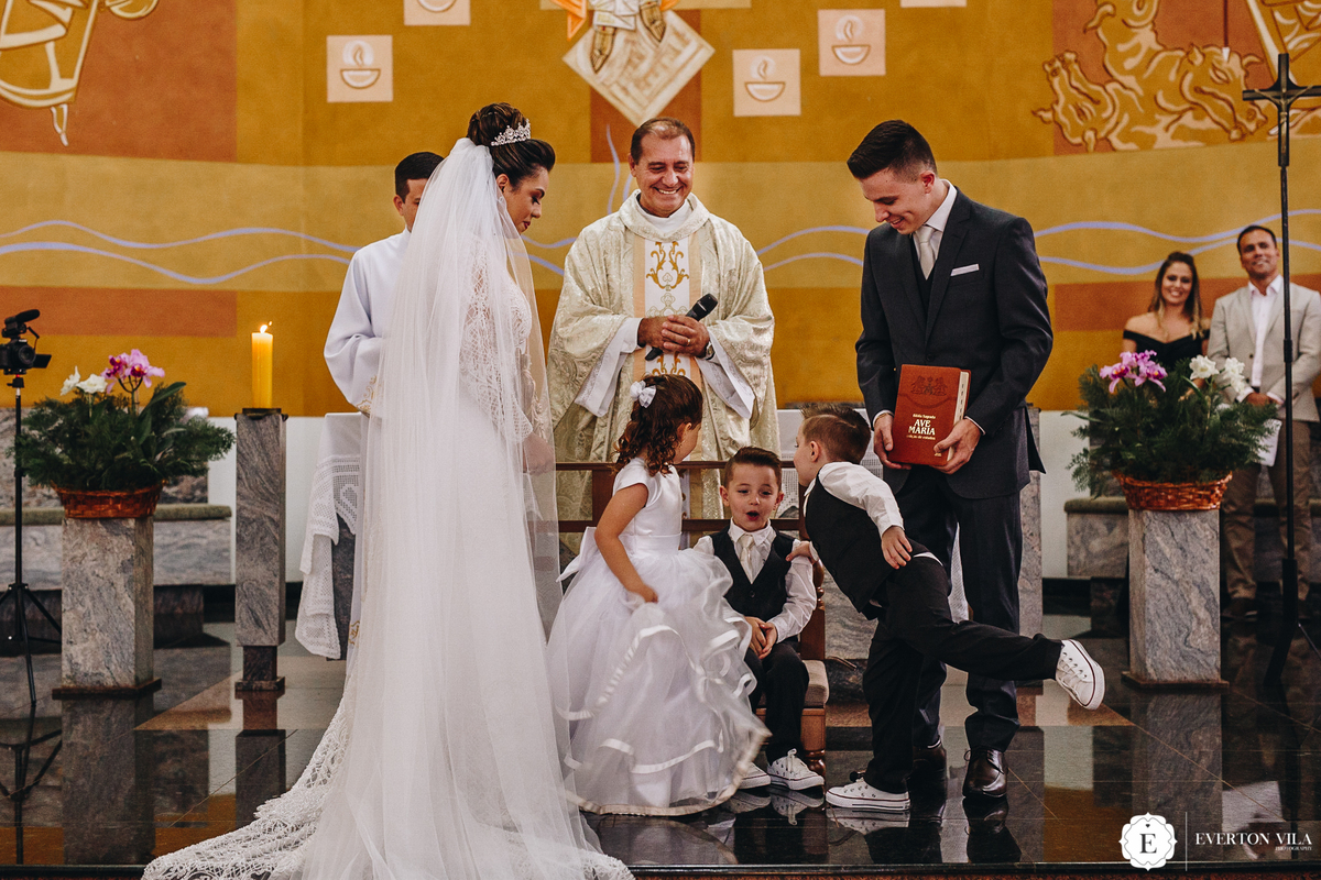 pajens com colete e all star branco e daminha com vestido de princesa em um casamento maravilhoso na cidade de cianorte
